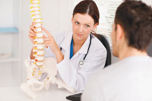 Khám bệnh để được chuẩn đoán chính xác bệnh lý gây đau lưng