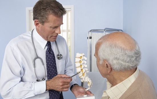 Điều trị thoái hóa cột sống cần tuân theo các hướng dẫn của bác sĩ chuyên ngành