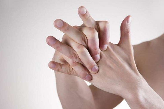 Bẻ khớp ngón tay thường xuyên có thể gây tổn thương khớp