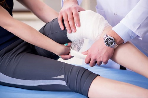 Đau 1 bên đầu gối vì chấn thương do chơi thể thao