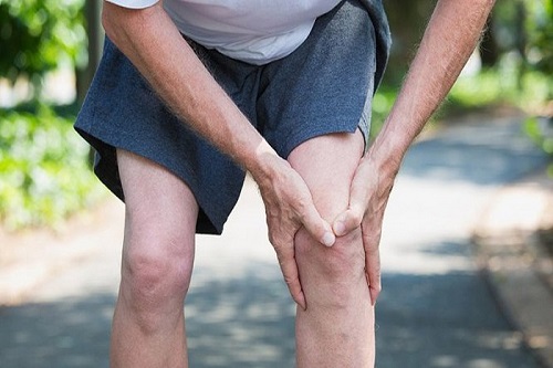 Khô khớp gối gây khó khăn trong vận động