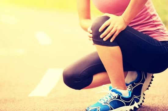 Khớp bị tê cứng khiến người bệnh khó di chuyển vận động