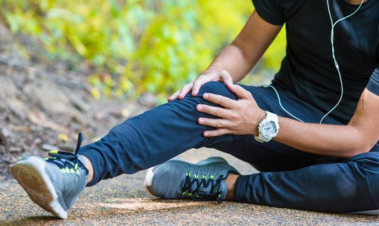 Khớp gối đau nhức là triệu chứng rất rõ rệt của bệnh