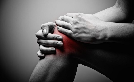 Khớp gối sưng tấy đỏ là triệu chứng thường gặp