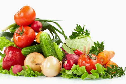 Rau xanh và các loại củ quả màu đỏ tốt cho xương khớp