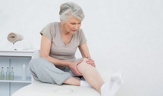 Thoái hóa cột sống có thể gây đau đầu gối bàn chân