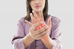 Cách phòng ngừa và điều trị viêm xương khớp ở tay bạn nên biết